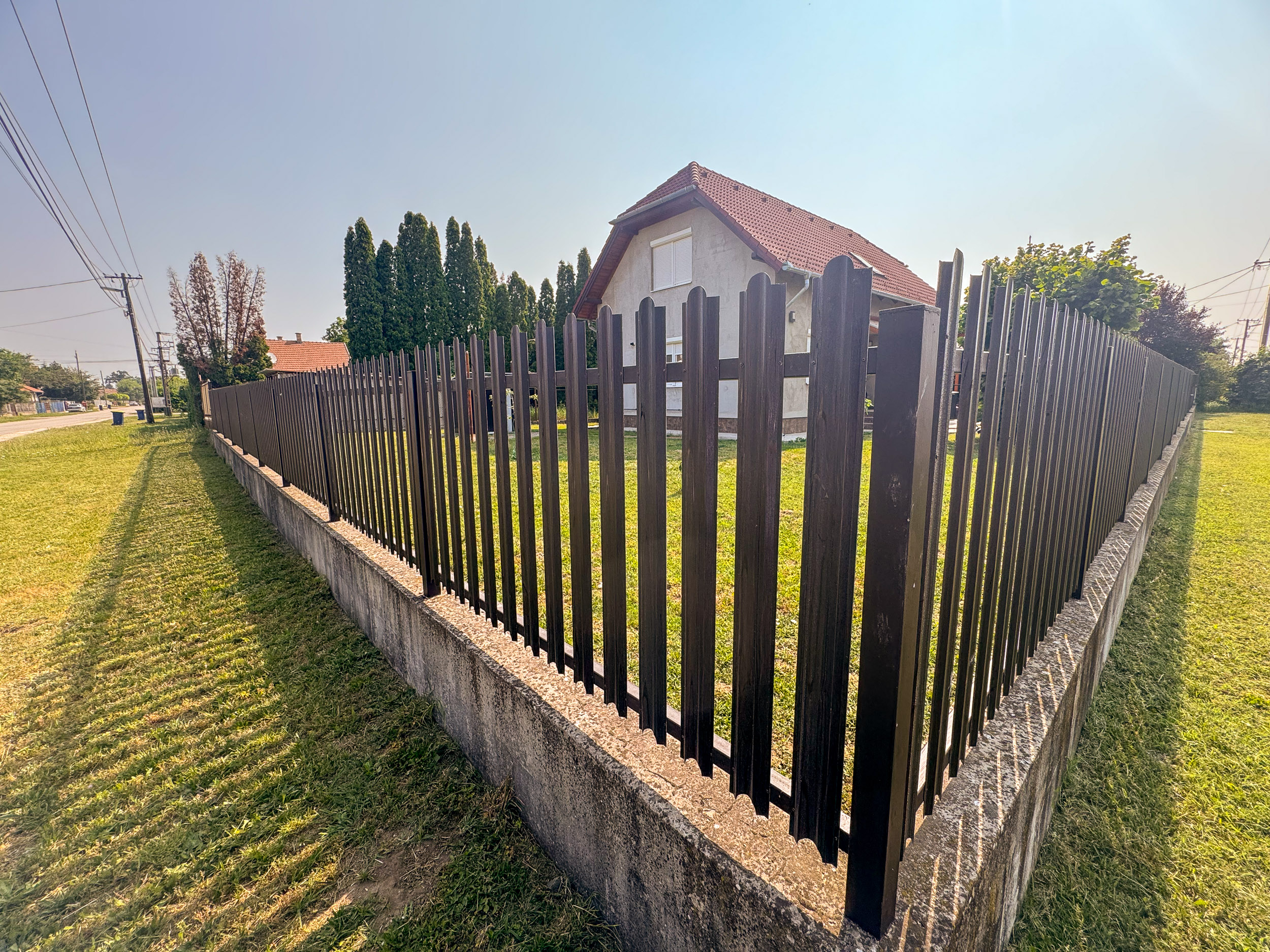 Fém kerítésléc sarokkerítés betonalappal